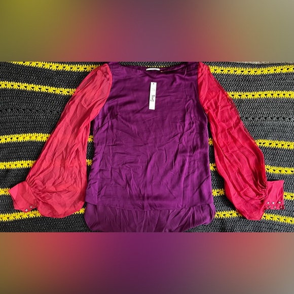 NWT T Tahari Women’s long sleeve top/blouse Size Small - Picture 2 of 5
